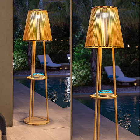 Okinawa Bambou LED lampadaire bohème solaire + batterie IP54 dans un espace extérieur moderne avec piscine.