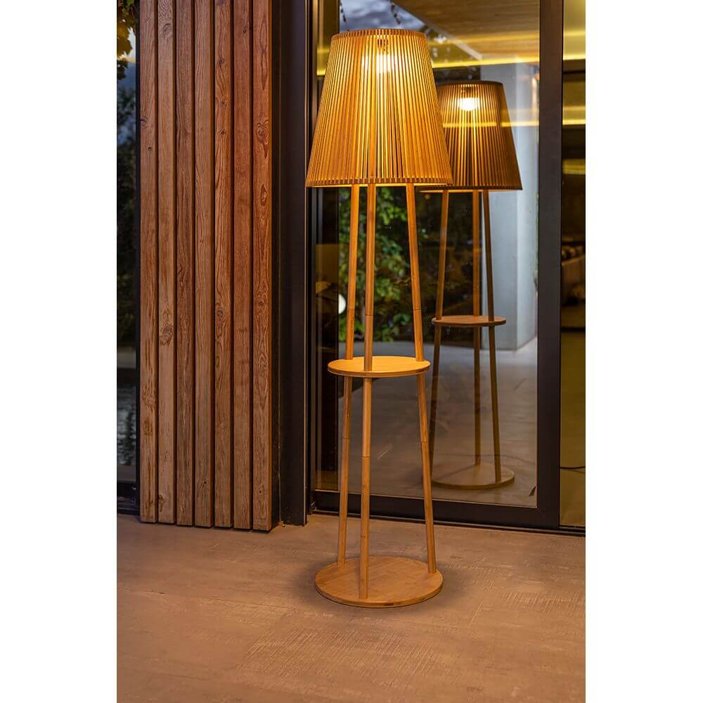 Okinawa Bambus LED Stehleuchte im Boho-Stil mit reflektierendem Lampenschirm und natürlichem Design.