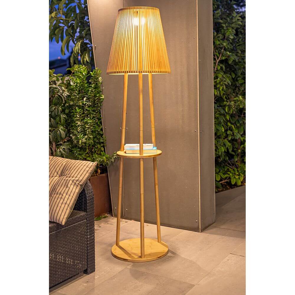 Okinawa Bambus LED Stehleuchte im Außenbereich mit Solar und Akku, stilvoll und funktional.