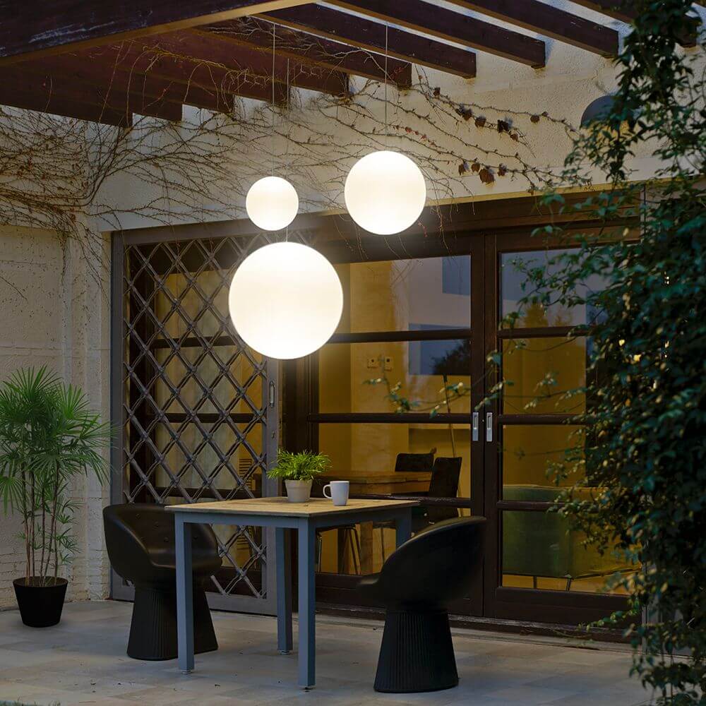 Moderne Pianeta LED Akku-Pendellampe in Weiß, ideal für den Innen- und Außenbereich, stilvoll und ohne Stromkabel.