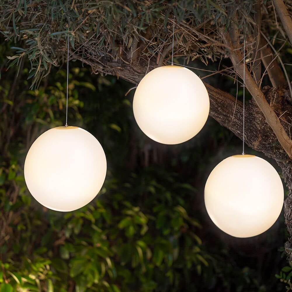 Drei stilvolle, hängende LED-Akkuleuchten in Weiß, ideal für Innen- und Außenbereiche.