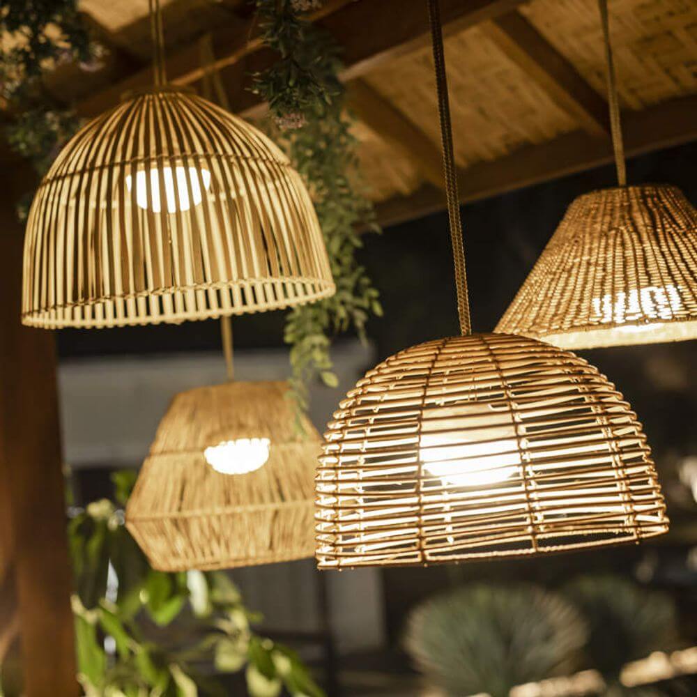 Reona nachhaltige LED-Pendelleuchte IP54 mit elegantem Design in rustikaler Optik und warmer Beleuchtung.
