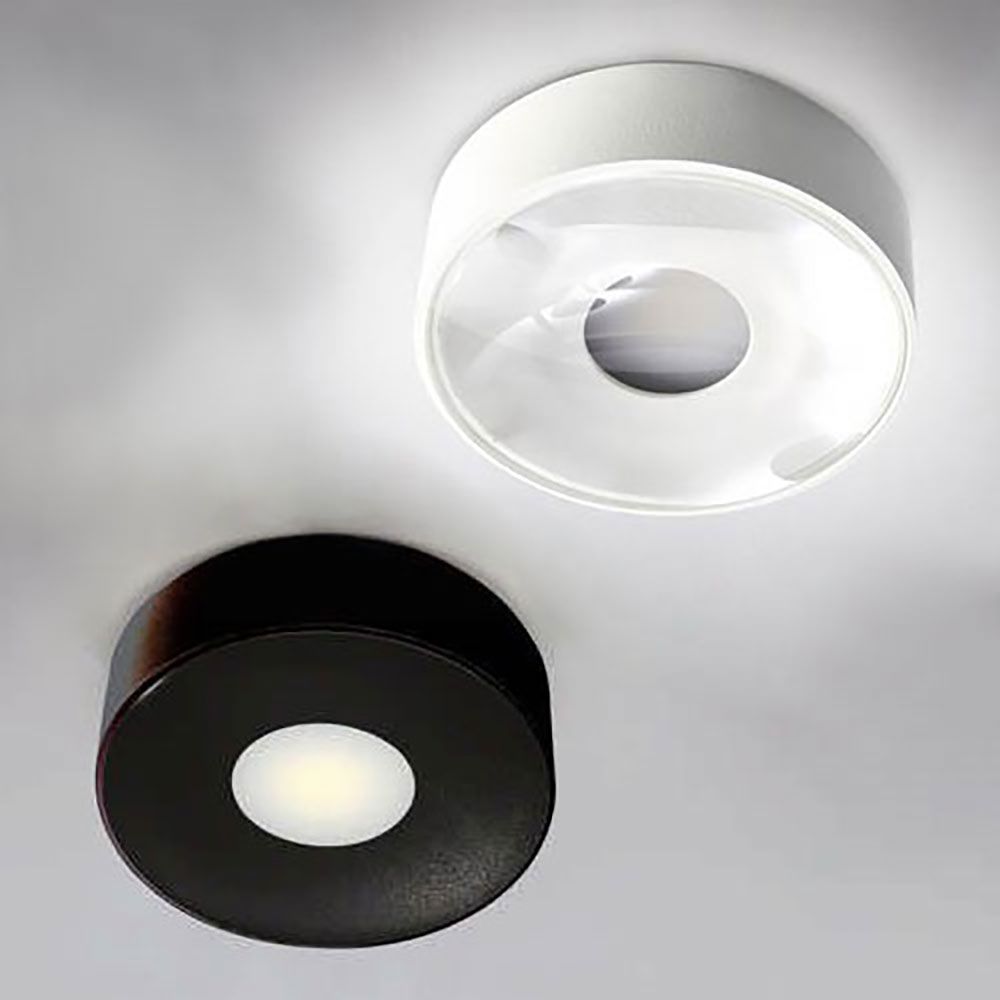 Flacher LED Aufbaustrahler in Schwarz und Weiß für Innen- und Außenbereich mit modernem Design.