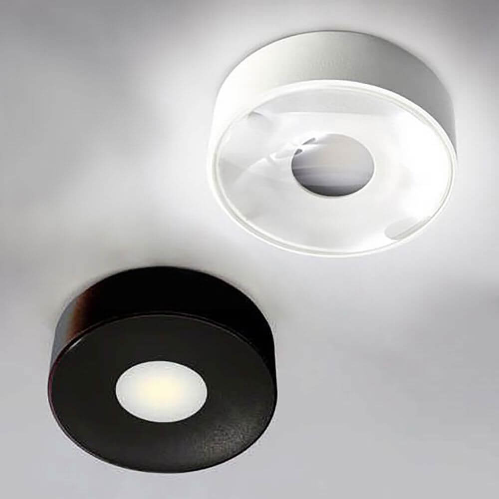 Flacher LED Aufbaustrahler in Schwarz und Weiß für Innen- und Außenbereich mit modernem Design.