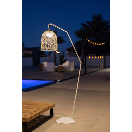 Santorini LED Lampadaire de terrasse sans fil IP54 dans un espace extérieur élégant la nuit.