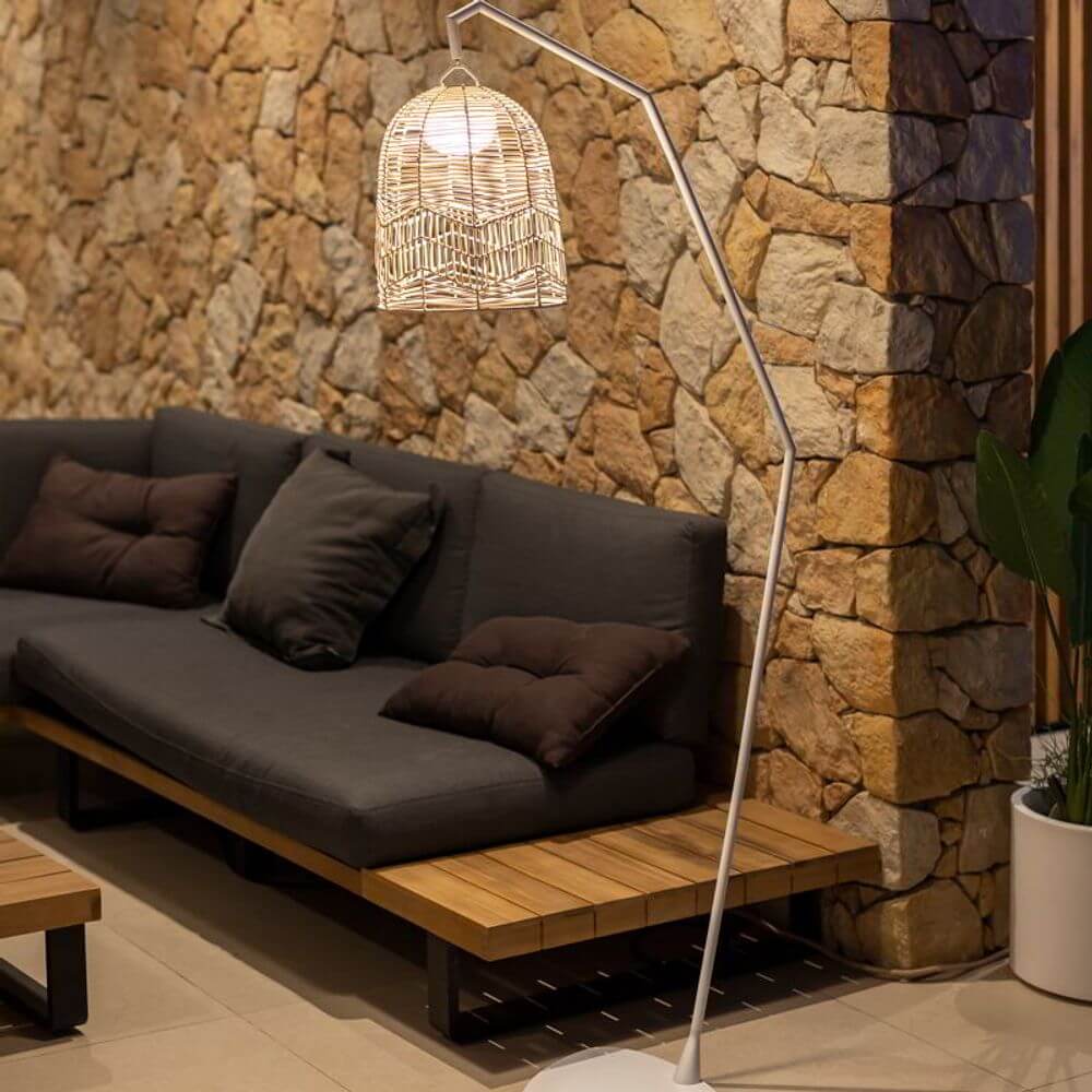 Santorini LED Terrassen-Stehleuchte Kabellos IP54 in modernem Interieur mit gemütlicher Sofaecke.