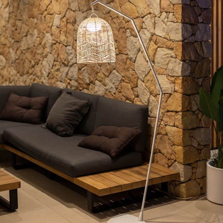Santorini LED Lampadaire de terrasse sans fil IP54 dans un intérieur moderne avec un coin salon confortable.