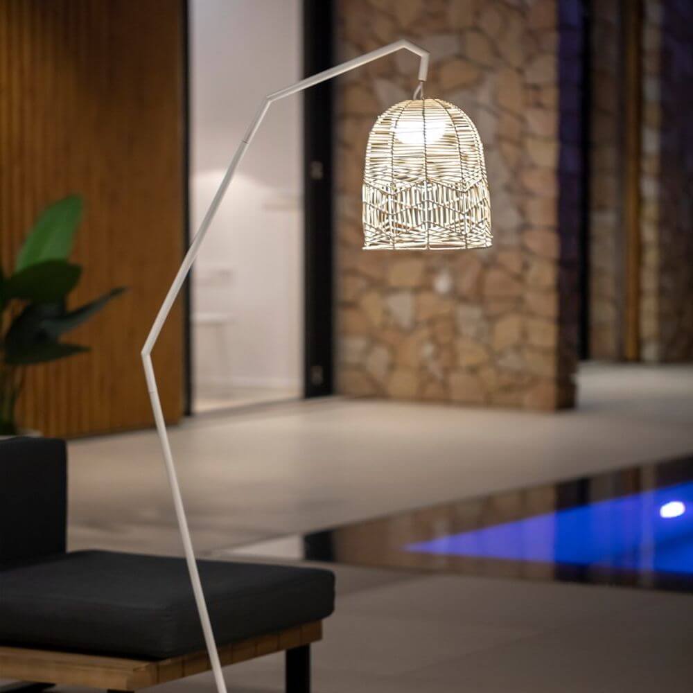 Santorini LED Terrassen-Stehleuchte Kabellos IP54 in modernem Design, ideal für Innen- und Außenbereiche.