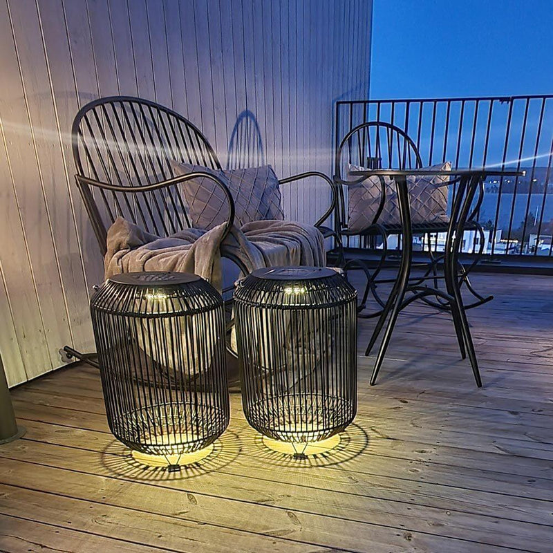 Lanterne solaire LED Sunlight IP44 dans un espace extérieur élégant avec des assises confortables.