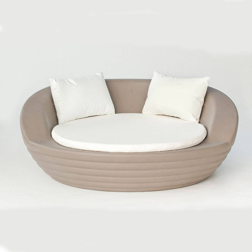 LED-Solar-Sessel Formentera in sanfter Farbe mit bequemen Kissen für entspannte Sommertage.