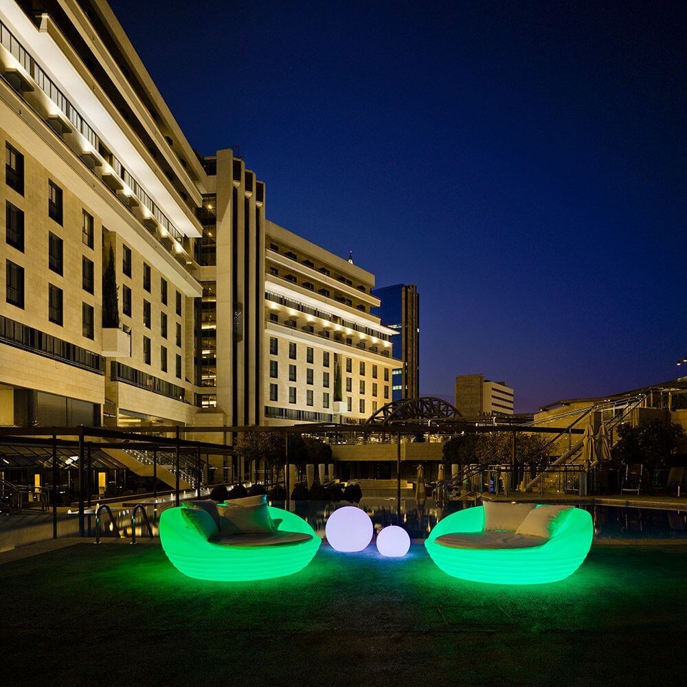 LED-Solar-Sessel Formentera bei Nacht, mit sanftem grünem Licht und modernem Ambiente.