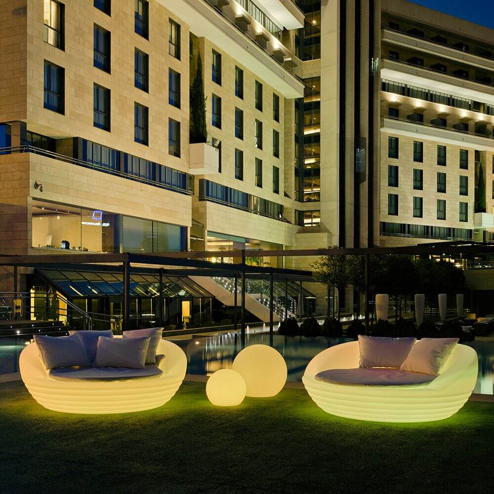 LED-Solar-Sessel Formentera im modernen Ambiente am Pool mit stilvollem Licht und gemütlichen Kissen.