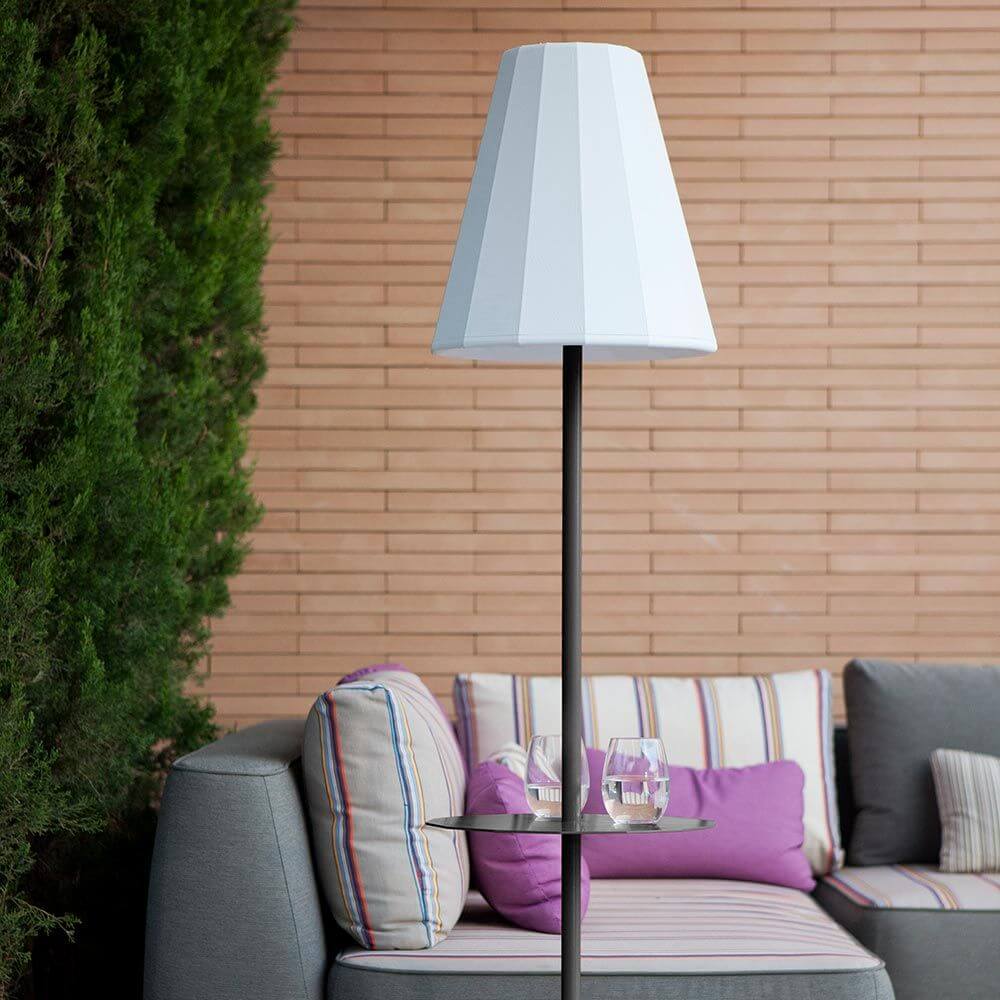 LED Solar-Stehleuchte Helga mit Fernbedienung in einem modernen Garten, ideal für stimmungsvolles Licht.