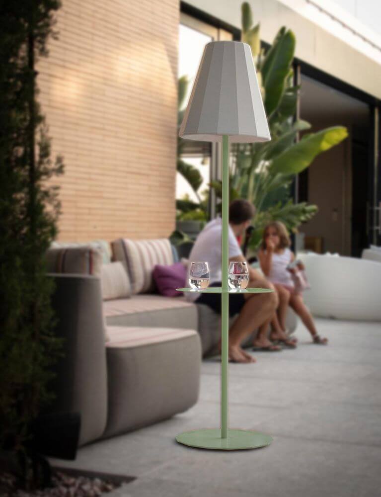 LED Solar-Stehleuchte Helga mit Fernbedienung im Außenbereich, mit Glasablage und modernem Design.