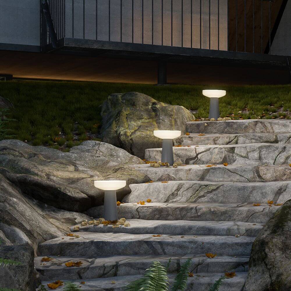 Solarleuchte Paquita 40cm auf Natursteinstufen im Garten, bietet stilvolle Beleuchtung und Eleganz.