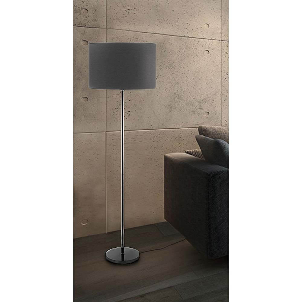 Stehlampe Hotel 168cm Stoffschirm Grau in eleganter Wohnumgebung mit grauem Zylinder und blendfreiem Licht.
