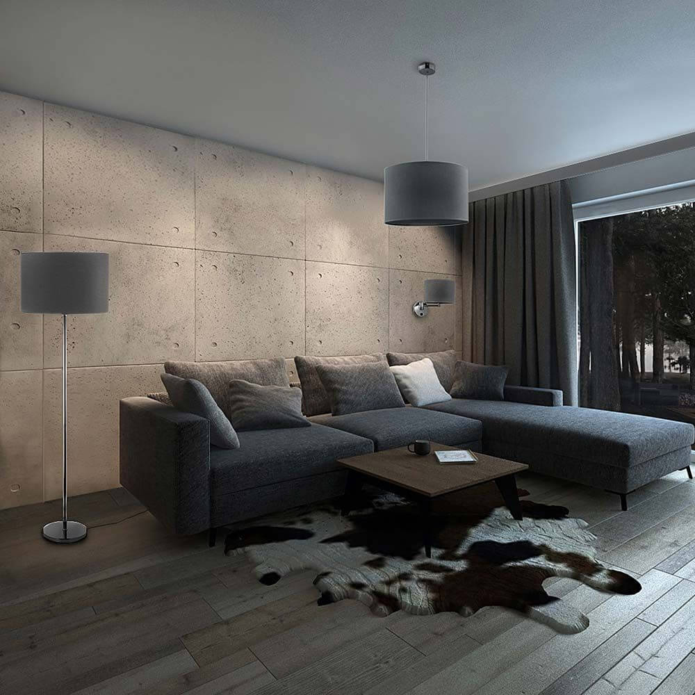 Tischlampe Hotel mit Stoffschirm Grau im modernen Wohnraum auf einer Couch mit Holzboden.