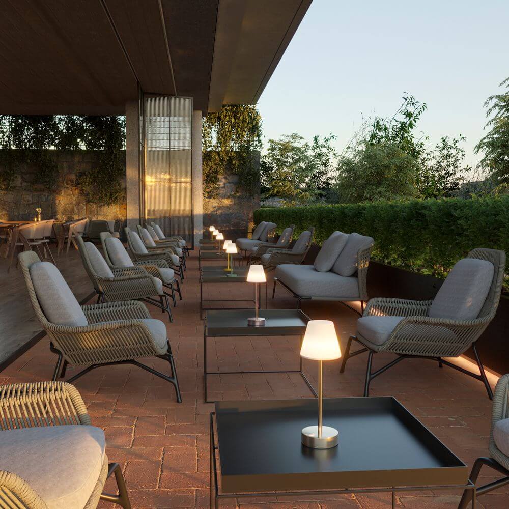 Elegant gestaltete Terrasse mit Akku LED-Tischleuchte Lola, ideal für entspannende Abende im Freien.