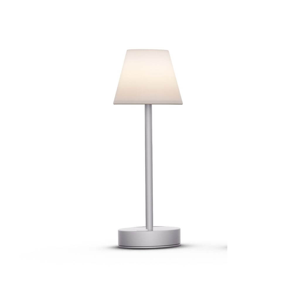 Akku LED-Tischleuchte Lola in modernem Design mit weißem Lampenschirm und silberner Basis, ideal für Innen- und Außenbereich.