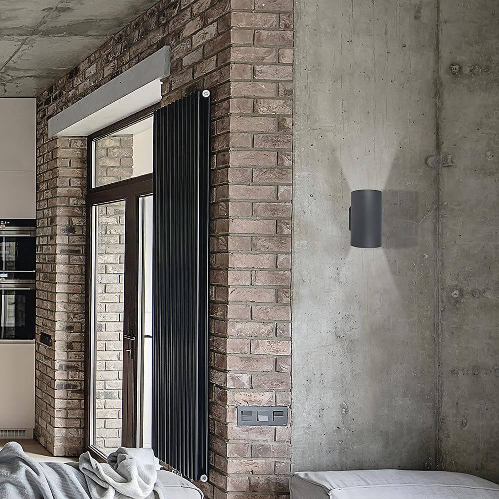 Moderne Wandlampe Tube 2-flammig in Grafit, zylinderförmiger Schirm mit Lichtaustritt nach oben und unten.