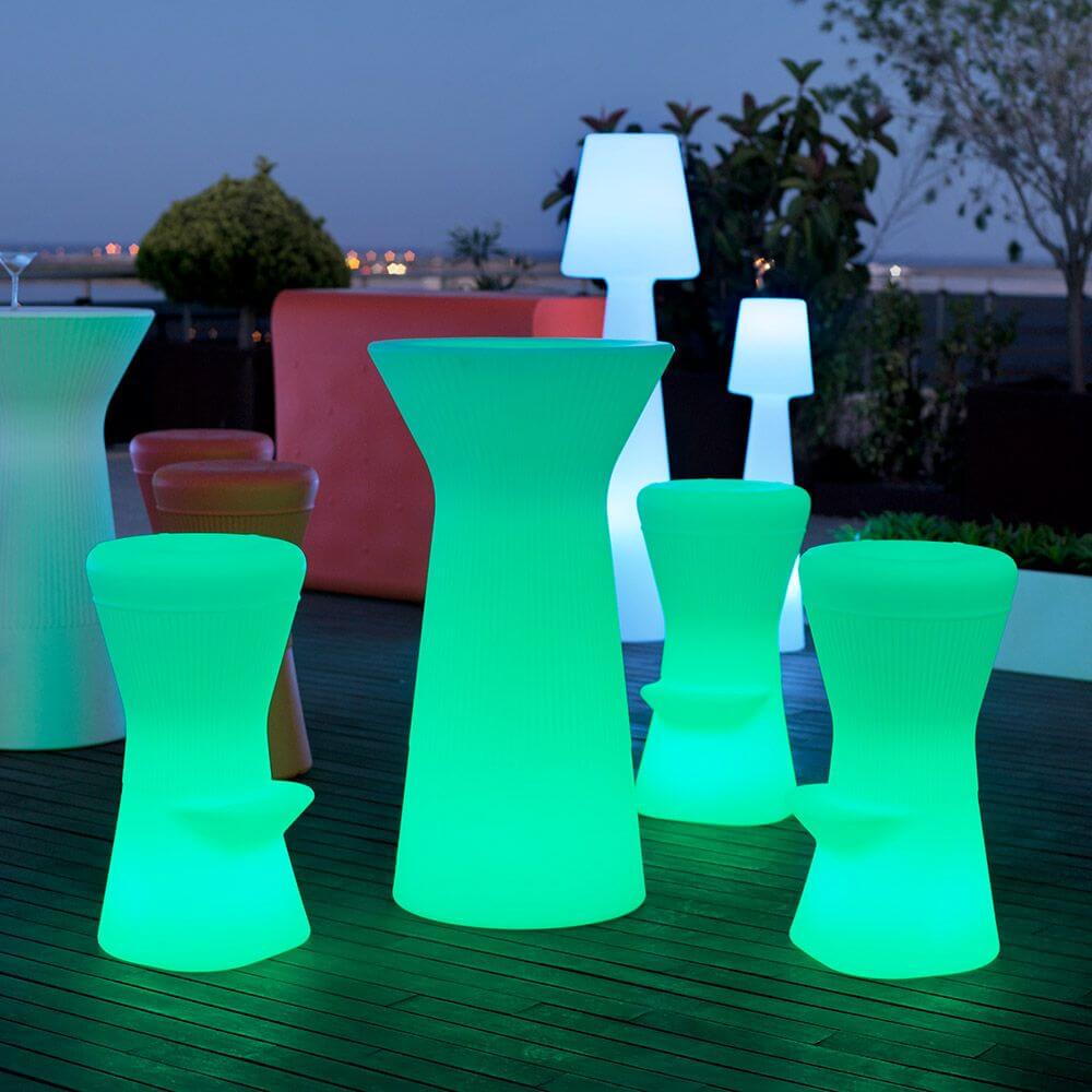 LED beleuchtete Barhocker und Tisch Corfu, perfekt für Garten und Terrasse, stylisches Design in grünem Licht.