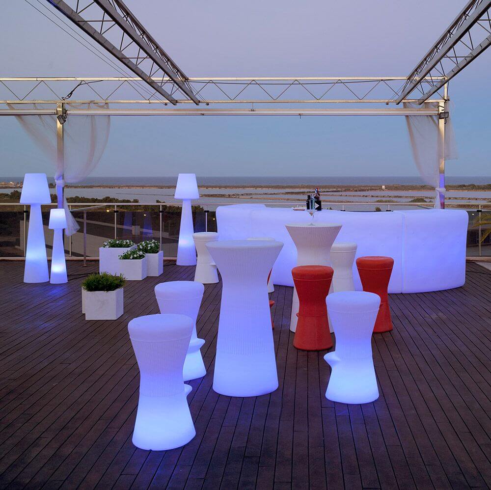 LED beleuchteter Barhocker Corfu auf einer stilvollen Terrasse mit dekorativen Möbeln und Pflanzen.