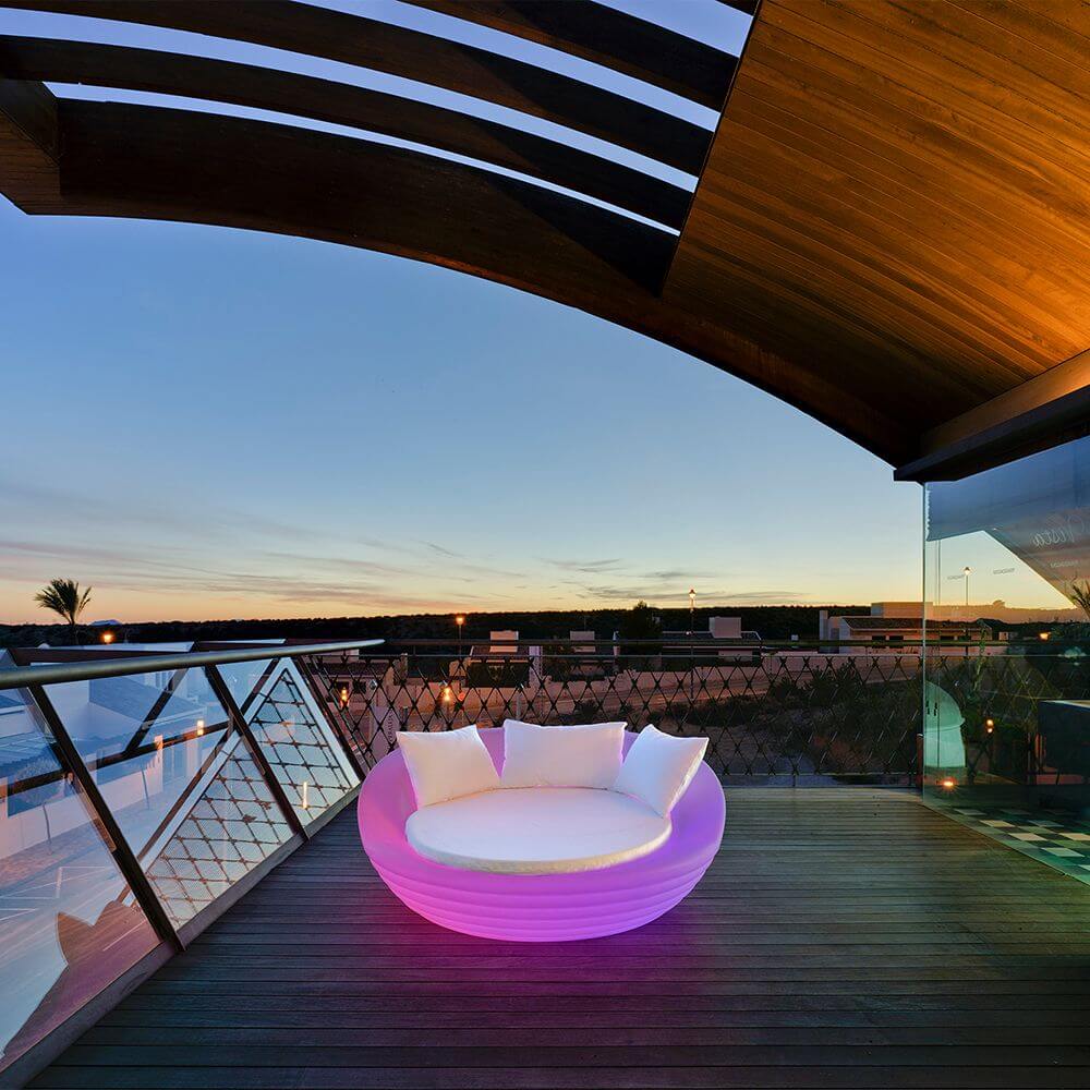 Beleuchteter Sessel Formentera Weiß auf einer modernen Terrasse bei Sonnenuntergang.