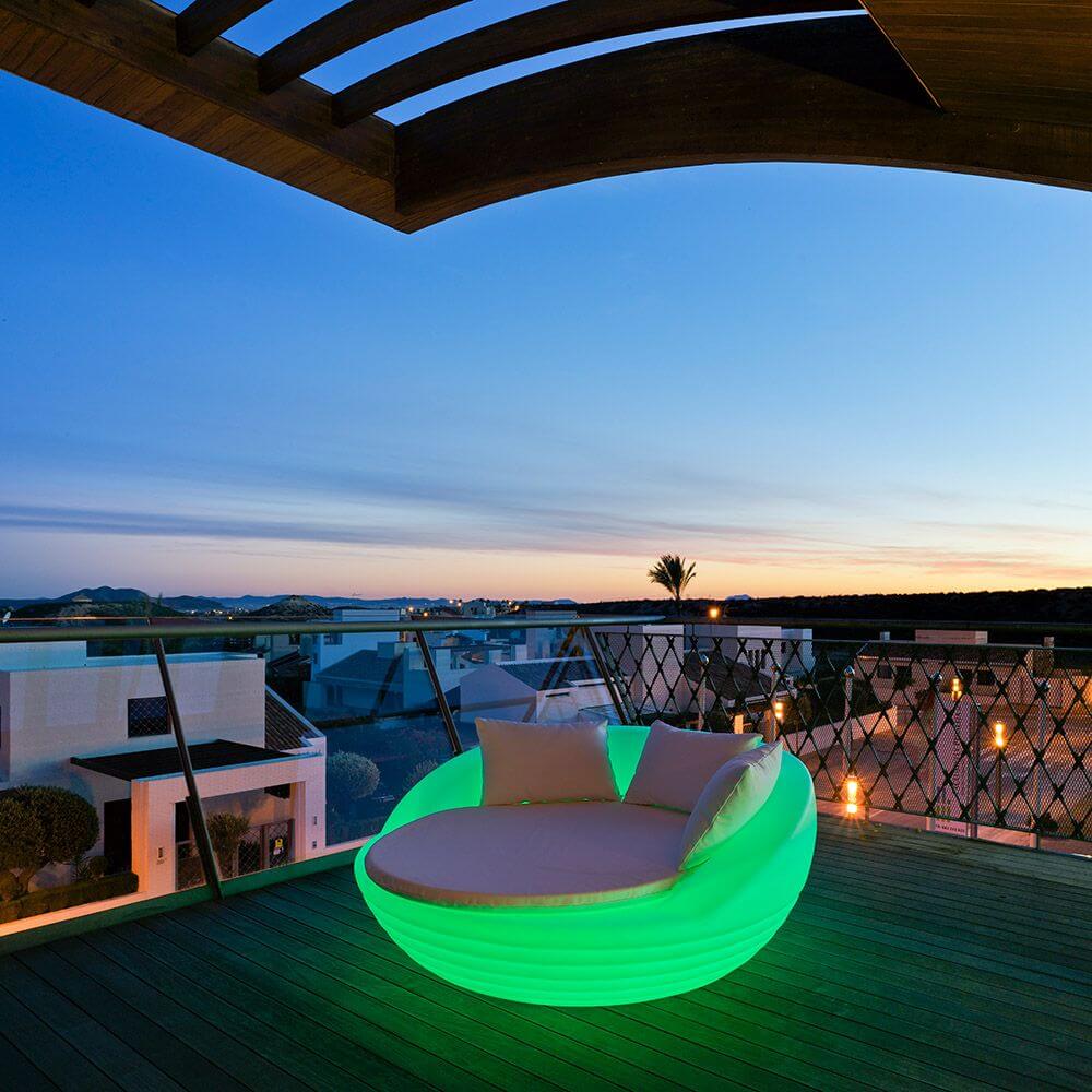 Beleuchteter Sessel Formentera Weiß auf einer Terrasse mit wunderschönem Sonnenuntergang und Aussicht.