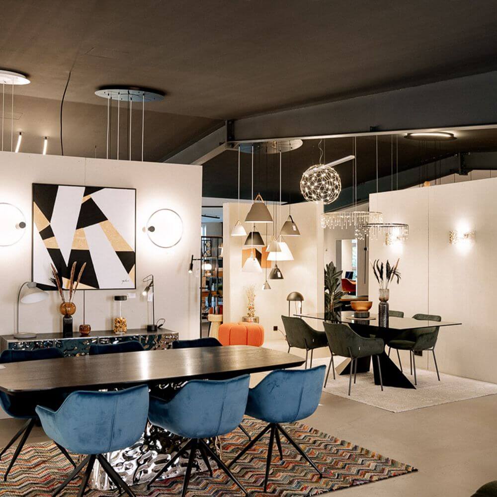 Moderne Lichtkonzepte im Skapetze Showroom mit stilvollen Leuchten und Möbeln.