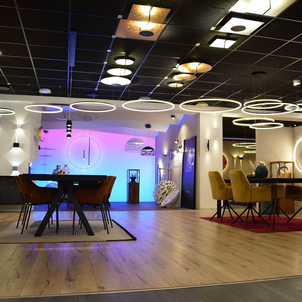 Moderne Lichtkonzepte im Skapetze Showroom mit stilvollem Ambiente und kreativen Lichtinstallationen.