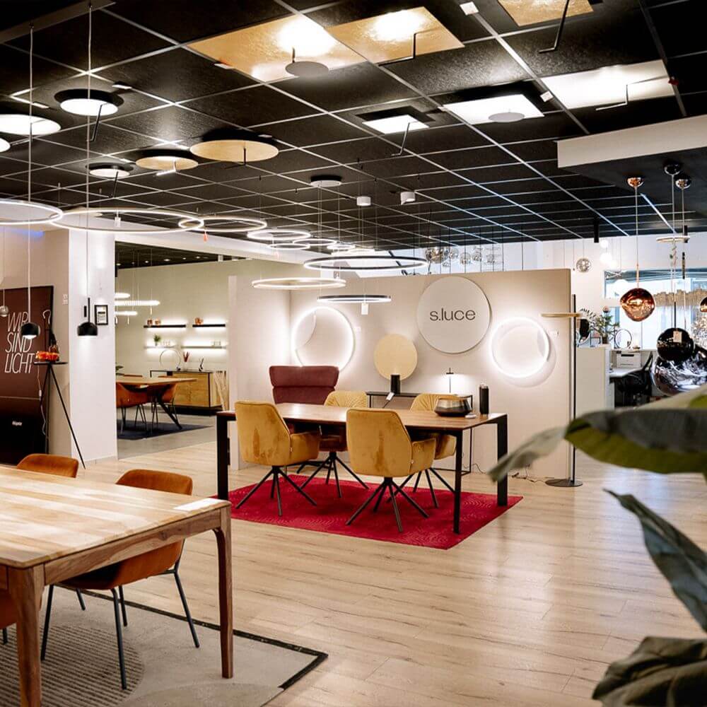 Moderne Lichtinszenierung im Skapetze Showroom mit stilvoller Einrichtung und verschiedenen Leuchten.