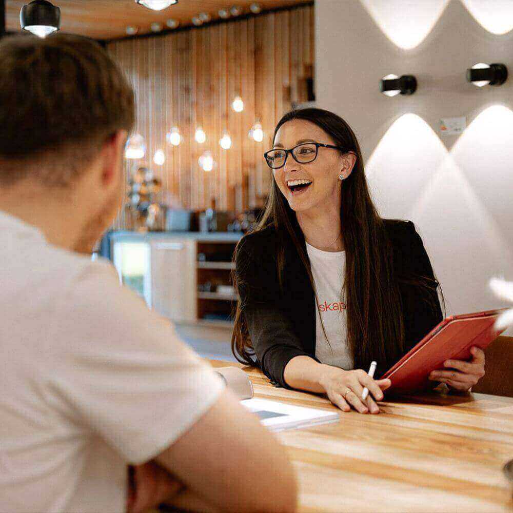 Professionelle Lichtplanung Beratung mit zufriedener Kundin in modernem Raum.