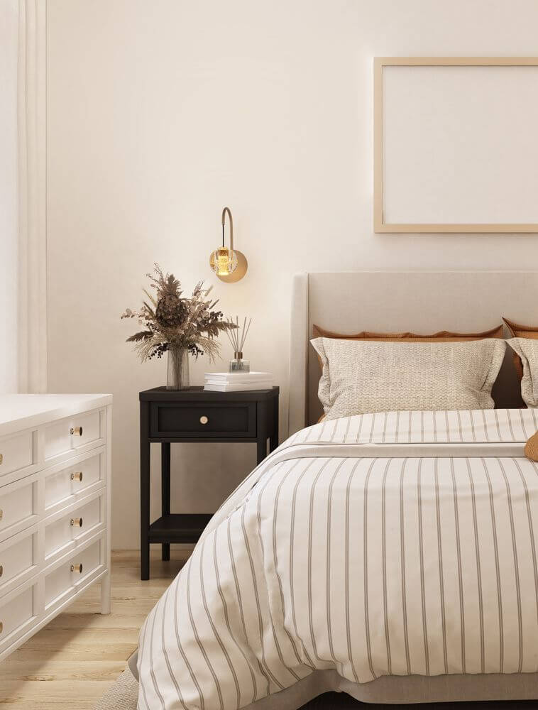 Licio LED Wandleuchte 3000K Gold im eleganten Schlafzimmer mit moderne Einrichtung.