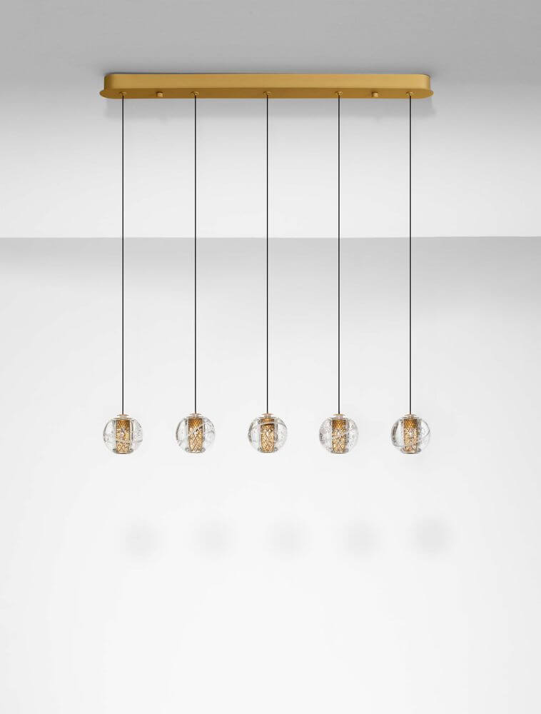 Licio Pendelleuchte Balken 84cm 5-flammig 3000K Gold mit fünf LED-Lichtern in transparenten Kugeln.