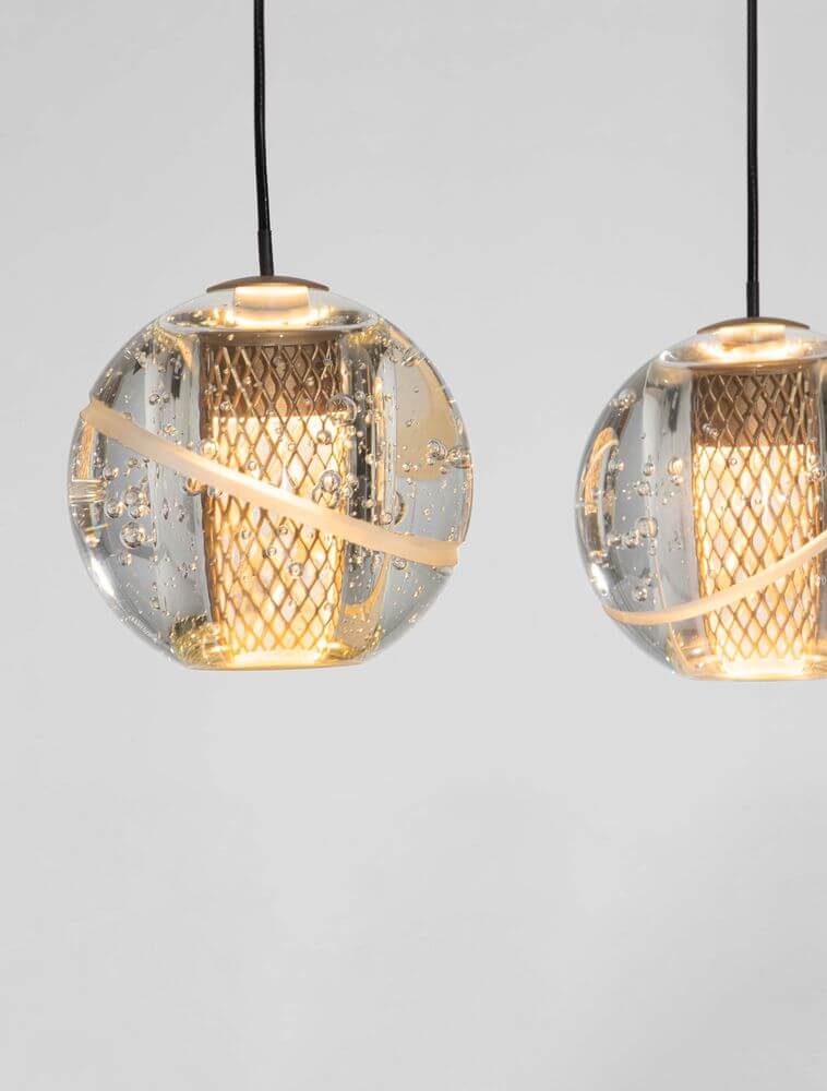 Licio Pendelleuchte Balken 84cm 5-flammig 3000K Gold mit transparentem Acryl und goldenem Aluminium.