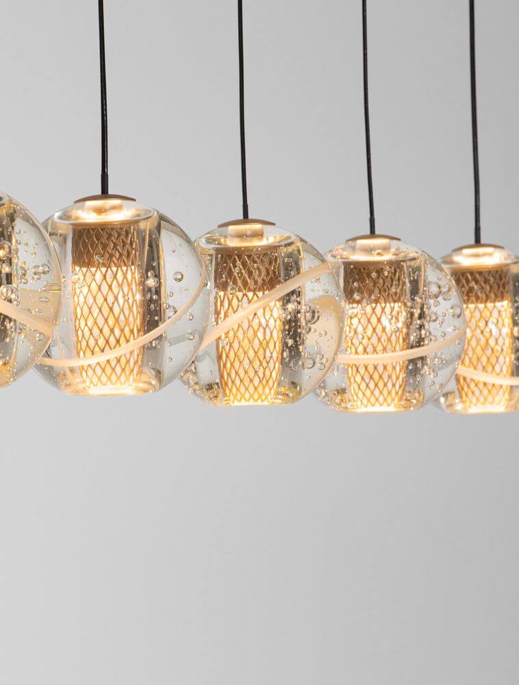 Licio Pendelleuchte Balken 84cm 5-flammig 3000K Gold mit eleganten, transparenten Acrylkugeln und warmweißem Licht.