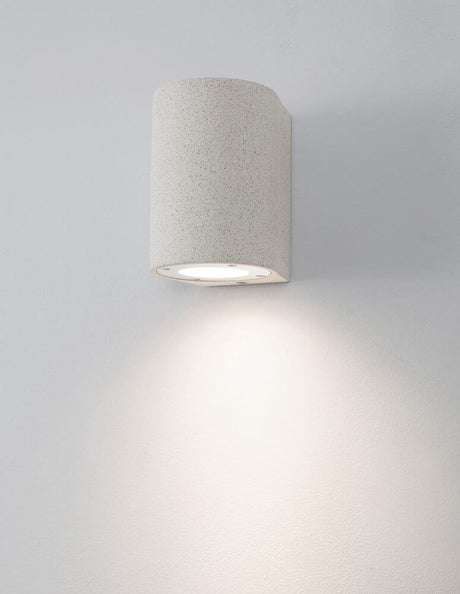 L’applique extérieure Lido H 12 cm GU10 Down IP65 en béton et en verre, idéale pour le balcon et la terrasse.