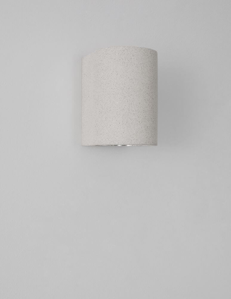 Lido Außenwandleuchte H 12cm GU10 Down IP65 an einer grauen Wand montiert, modernes Design aus Beton.