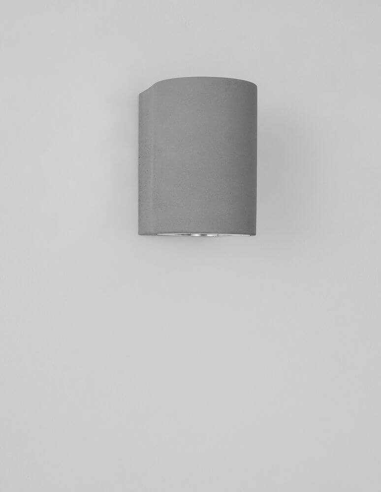 Lido Außenwandleuchte H 12cm GU10 Down IP65 in modernem, grauem Design an einer Wand.
