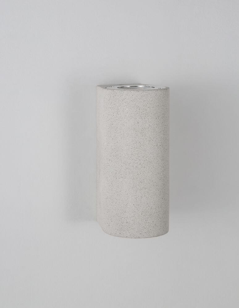Lido Außenwandleuchte H 18cm GU10 Up & Down IP65 in modernem Betondesign an der Wand.