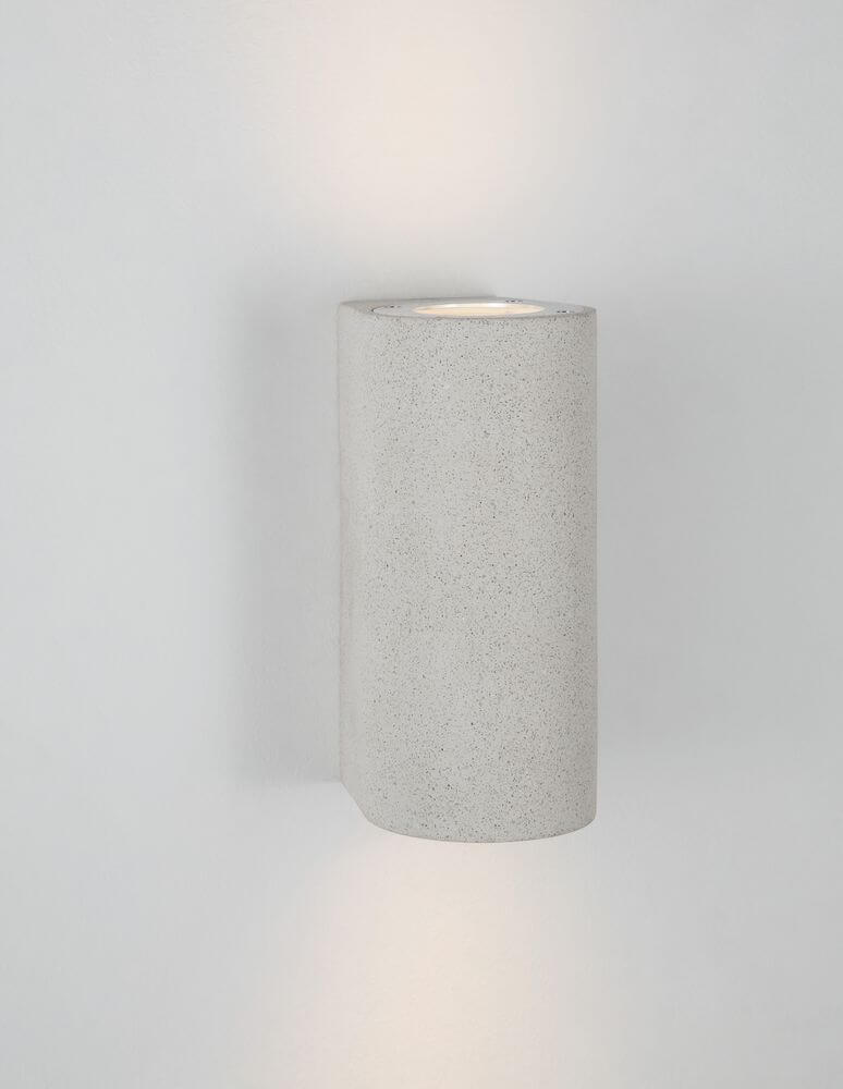 Lido Außenwandleuchte H 18cm GU10 Up & Down IP65 aus Beton mit minimalistischem Design an Wand montiert