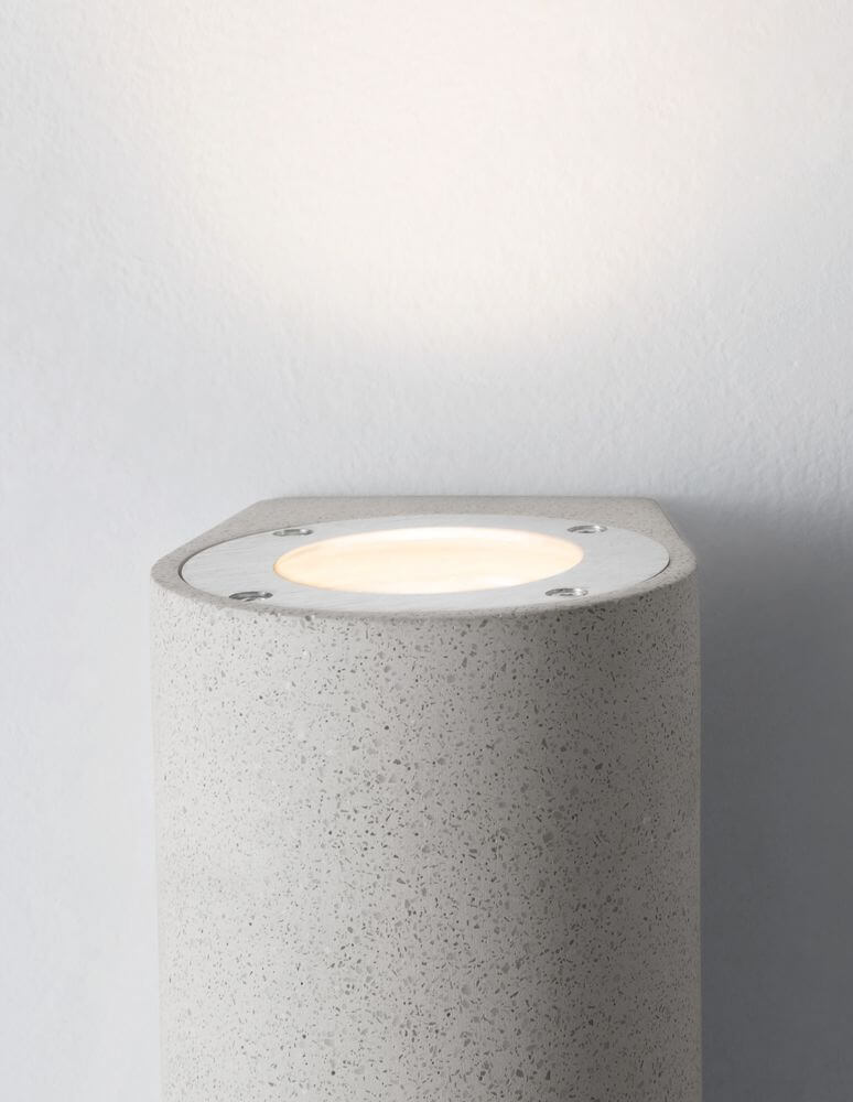 Lido Außenwandleuchte H 18cm GU10 Up & Down IP65 in modernem Betondesign, geeignet für Außenfassaden.