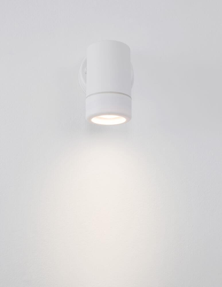 Limbio Außenwandleuchte H 12cm GU10 Down IP54 an der Wand montiert mit sanftem Lichtschein.