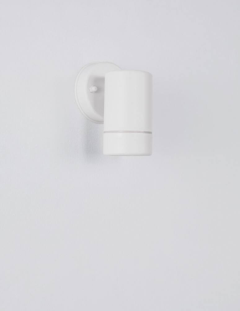 Limbio Außenwandleuchte H 12cm GU10 Down IP54 in modernem Design an einer weißen Wand.