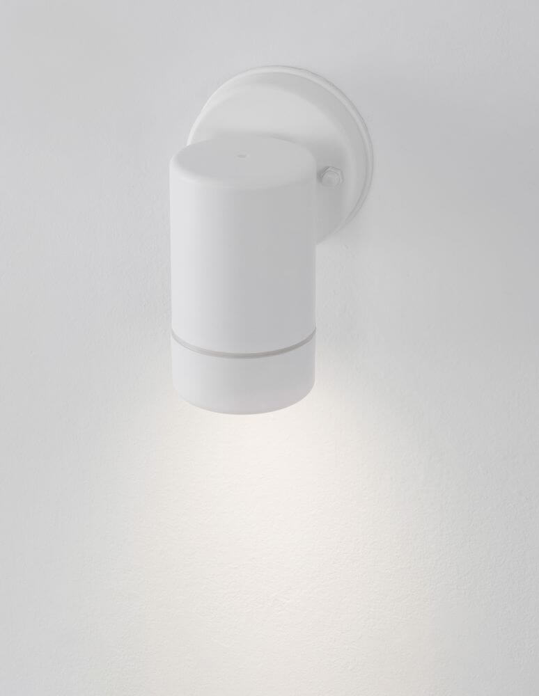 Limbio Außenwandleuchte H 12cm GU10 Down IP54 in weiß an Wand montiert, ideal für moderne Außenbereiche.