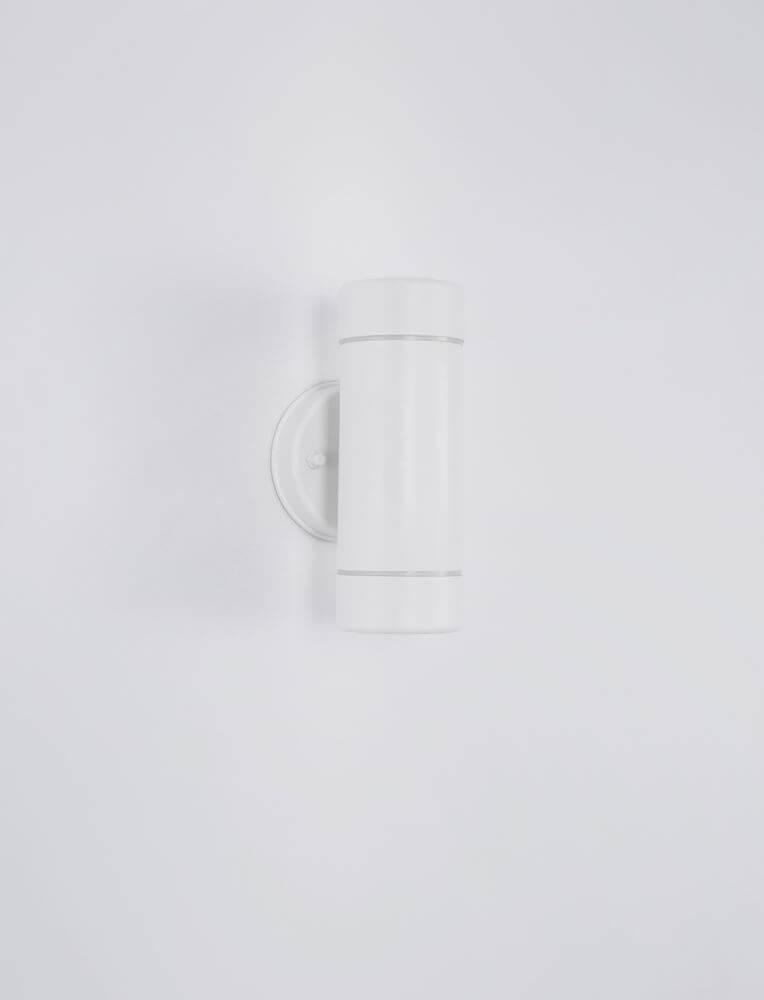 Limbio Außenwandleuchte H 18cm GU10 Up & Down IP54 in modernem Design an einer weißen Wand.