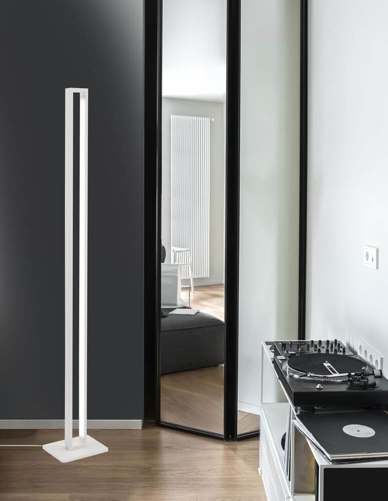 Line LED Stehlampe 3000K Weiß in modernem Wohnambiente mit Spiegel.