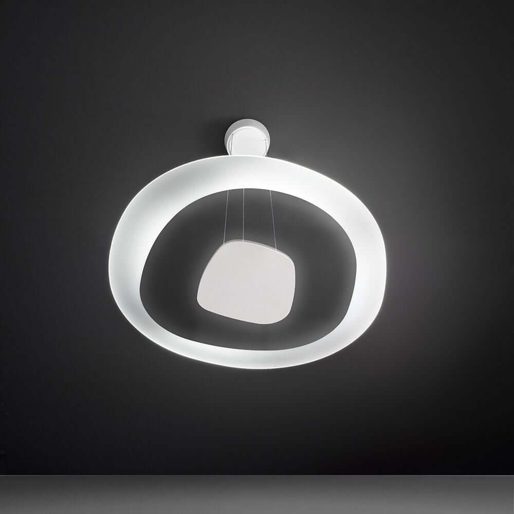 Antigua P LED-Pendelleuchte modernes Design mit sanften Lichtakzenten an einem eleganten Hintergrund.