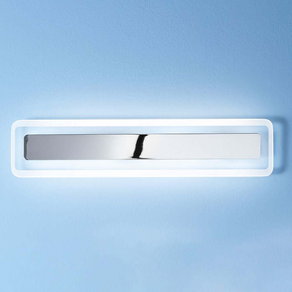 Antille LED-Wandleuchte Large an einer blauen Wand mit modernem Design und sanfter Beleuchtung.