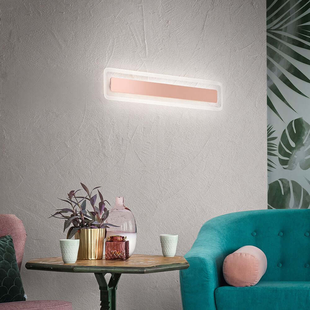 Antille LED-Wandleuchte Large in modernem Design, angebracht an einer Wand über einem stilvollen Tisch.